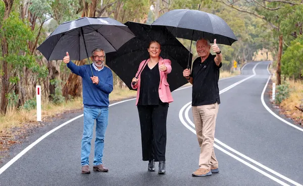 Stephen Henschke with the Mid Murray and The Barossa Council Mayors walking down Keyneton Road