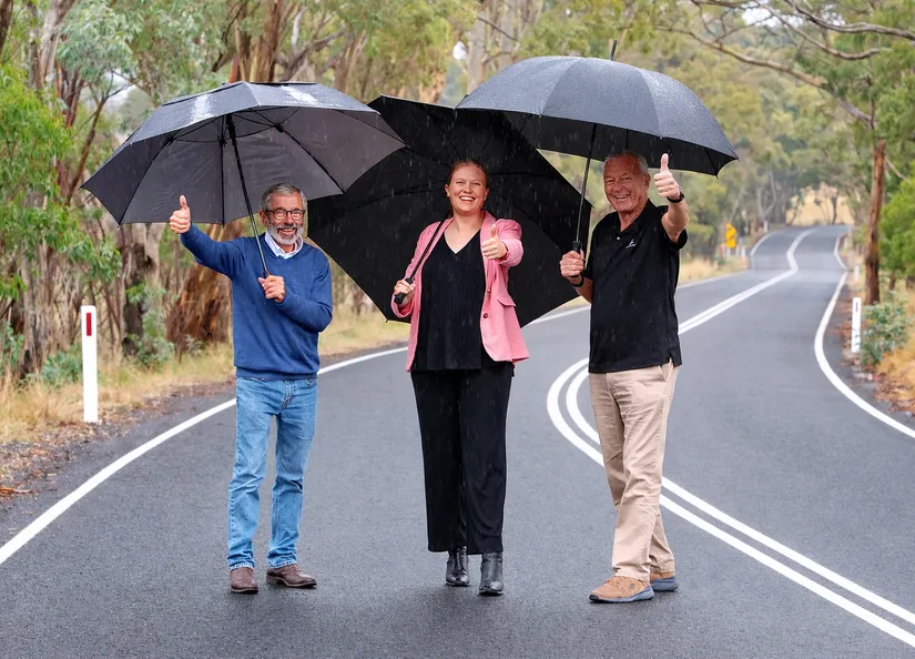 Stephen Henschke with the Mid Murray and The Barossa Council Mayors walking down Keyneton Road